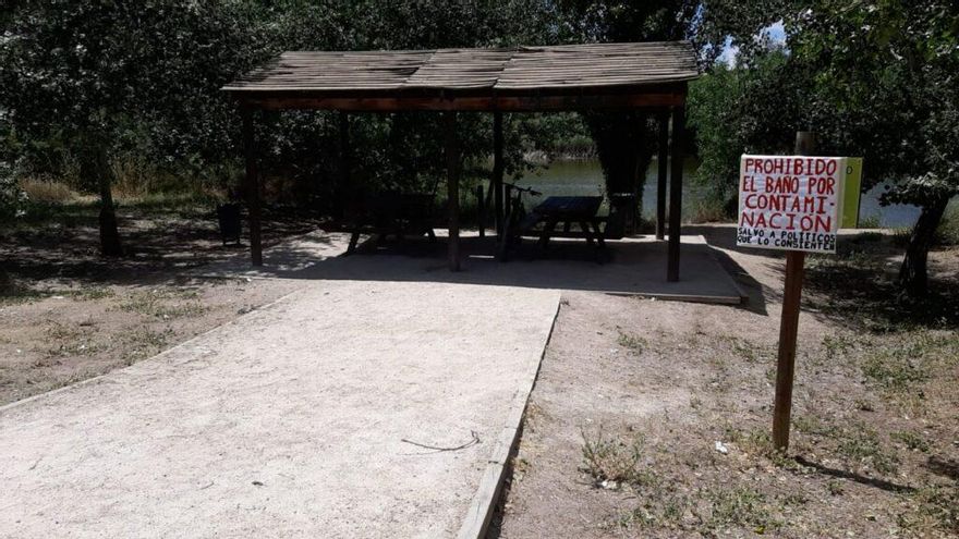 Pancarta reivindicativa advirtiendo de la prohibición de baño en el río Tajo a su paso por Toledo
