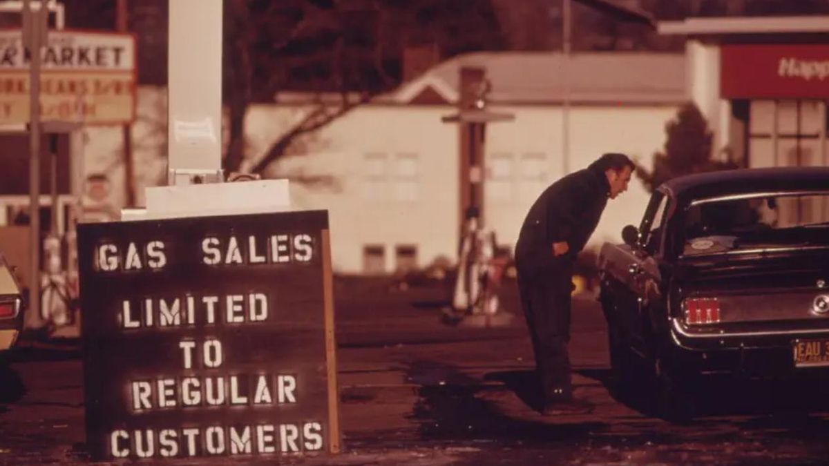 Falta de combustible en una estación de servicio de Estados Unidos durante la crisis del petróleo de 1973