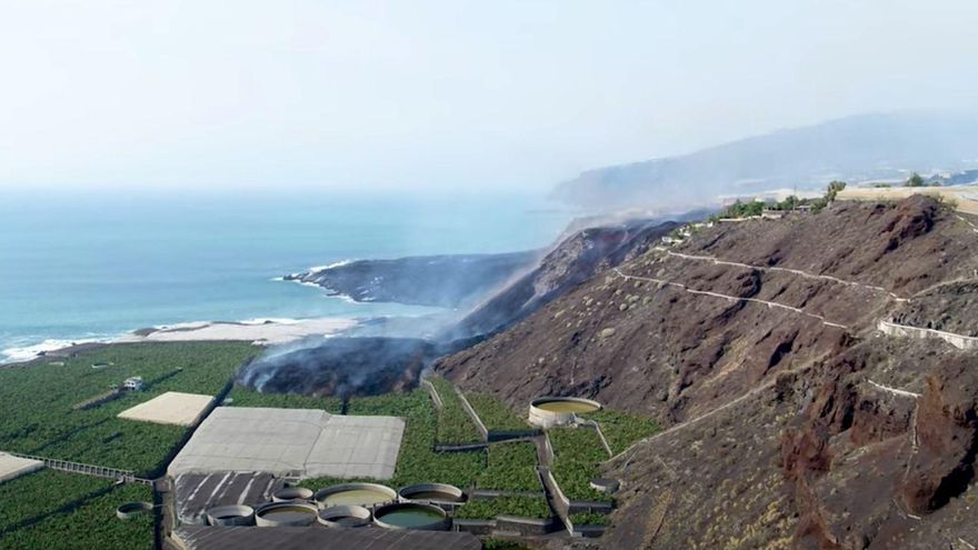 Una lengua de lava del volcán de La Palma se acerca al mar entre la playa de Los Guirres y el Charcón