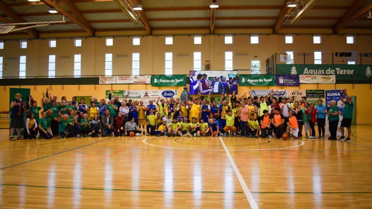 Familias del Proyecto Suma protagonizan en el Gran Canaria Arena la jornada de inclusión 'Baloncesto para todos' de la Liga Endesa.
