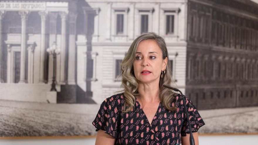 La portavoz de Sumar en el Congreso, Verónica Martínez Barbero, durante una rueda de prensa en el Congreso de los Diputados, a 26 de agosto de 2026, en Madrid (España).