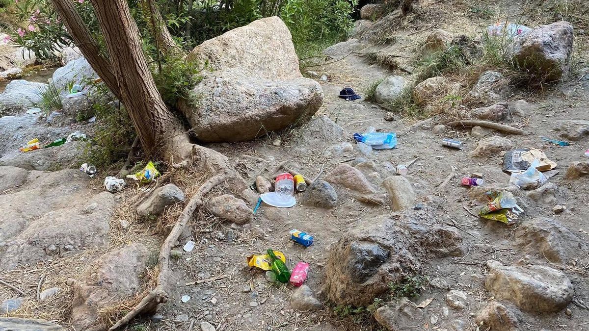 La turistificación llena de residuos y pone en peligro una joya natural de Almería