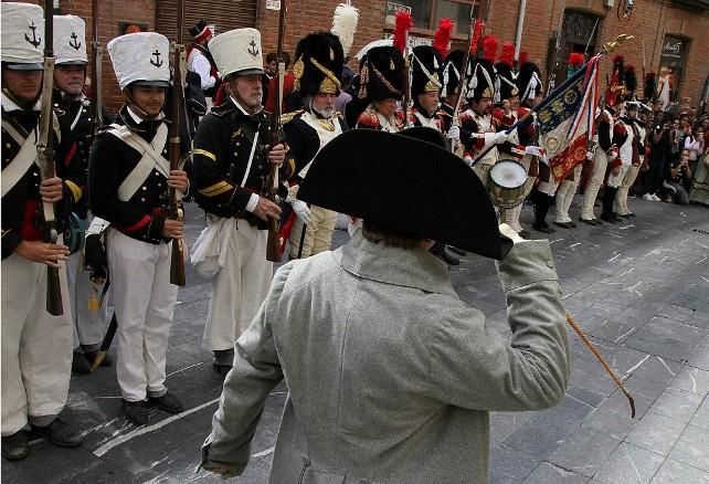 Napoleón Bonaparte pasando revista a sus tropas.