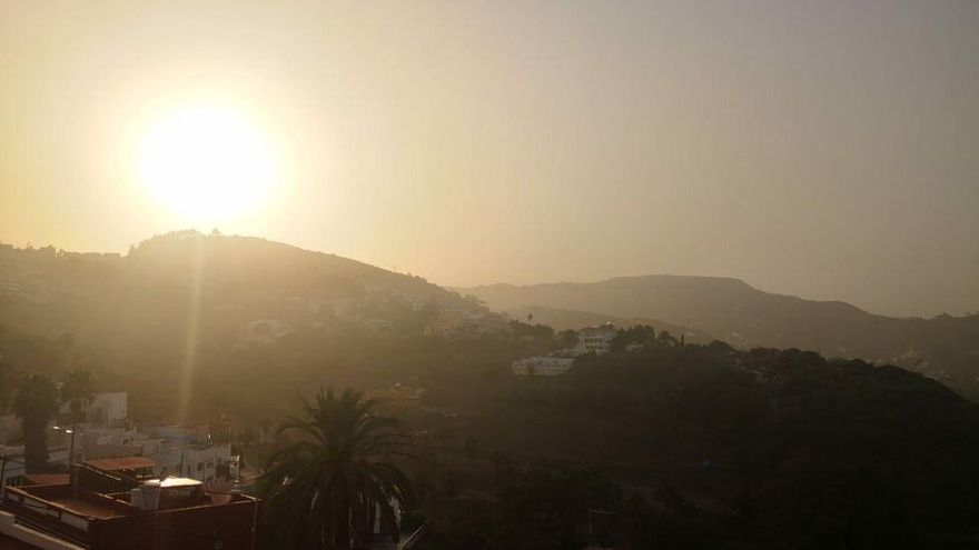Calima, nubes y lluvias dispersas este martes en Canarias
