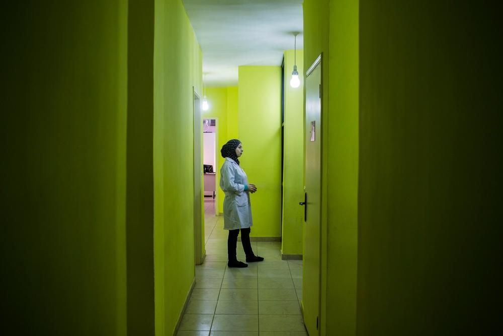 Una médica de MSF se prepara para atender a una mujer embarazada. Para la mayoría de los nuevos residentes en el campo de Shatila pagar por los servicios médicos es un lujo que no pueden permitirse. La atención gratuita proporcionada por MSF es vital para ellos. Fotografía: Diego Ibarra Sánchez