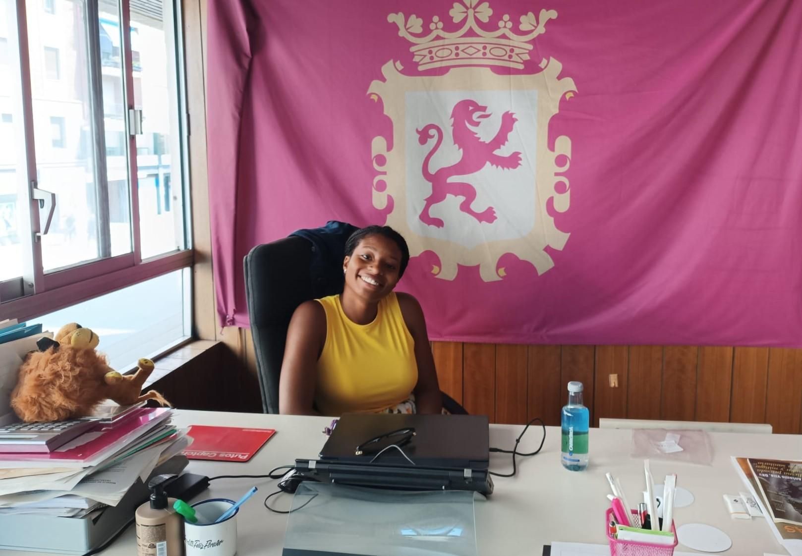Sonia Warrick en la redacción de ILEÓN.