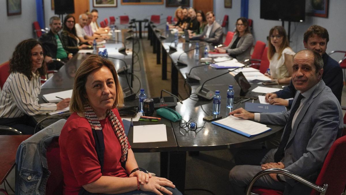 La Consellería de Eduación, Lydia Espina (i) en una reunión con los sindicatos convocantes de las huelgas de la enseñanza pública