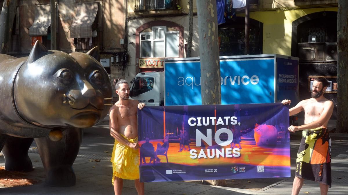 Activistas climáticos protestan en toalla en el Raval de Barcelona contra el calor extremo: "Queremos ciudades, no saunas"