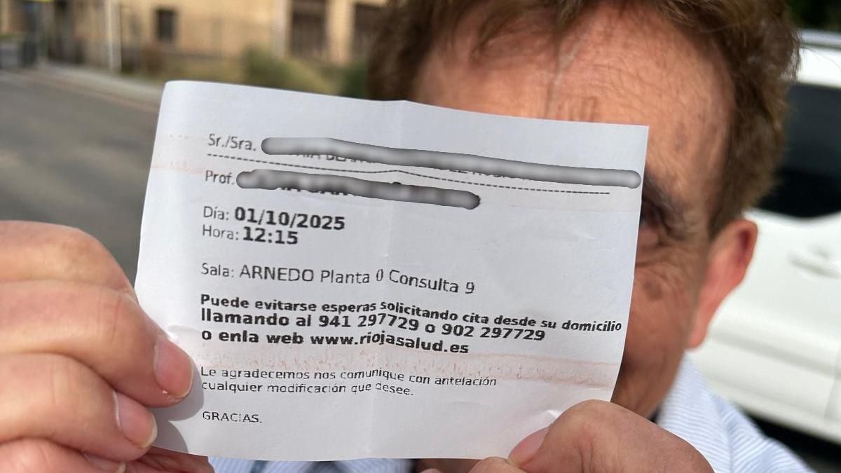 Una paciente sostiene la cita que le han dado en Atención Primaria para dentro de un mes