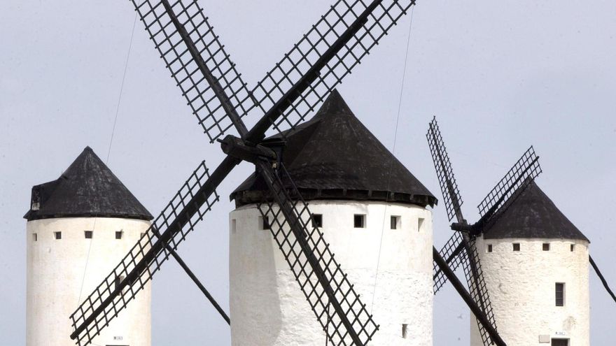 El viento rompe uno de los emblemáticos molinos de Campo de Criptana (Ciudad Real)