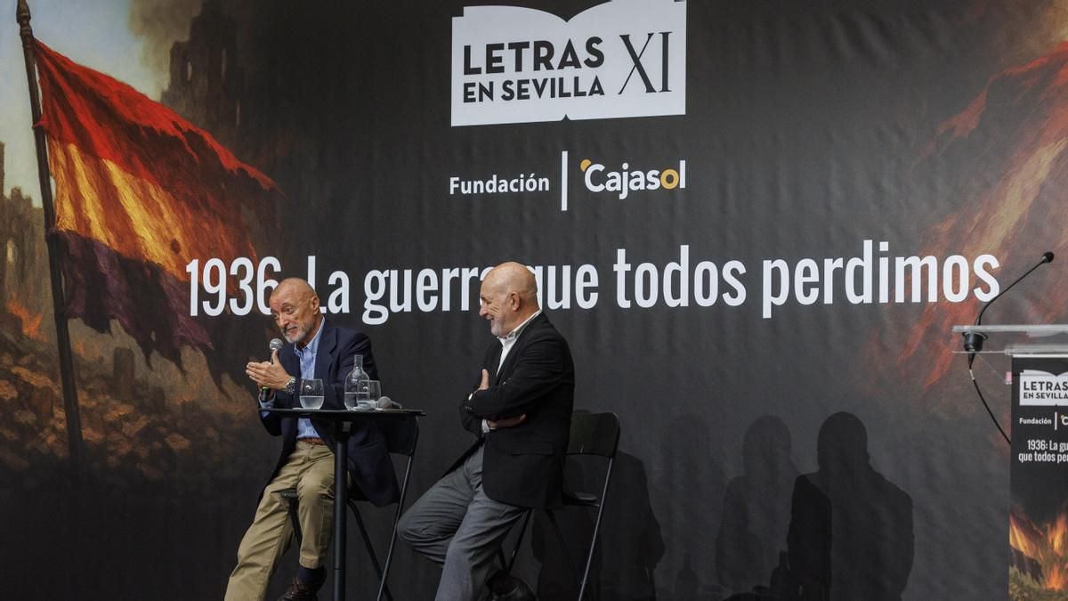 El escritor Arturo Pérez-Reverte y el periodista Jesús Vigorra, en la presentación en Sevilla de las jornadas '1936. La guerra que todos perdimos'. EFE/ Julio Muñoz