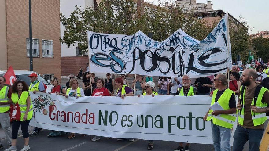 La manifestación crítica con la Cumbre Europea de Granada sale a la calle para denunciar que la ciudad "no es una foto"
