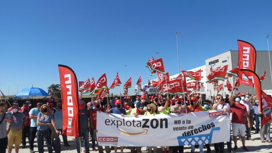 Dos trabajadores demandarán a Amazon por despedirles cuando iban a montar una sección sindical en Sevilla