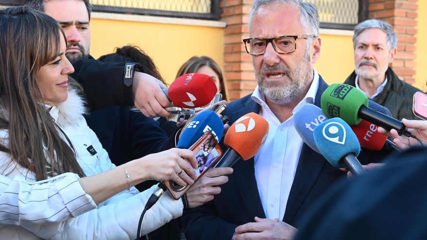 El candidato de Vox por León, Carlos Pollán, se dirige a medios de comunicación tras ejercer su derecho al voto en un colegio electoral en León, este domingo.