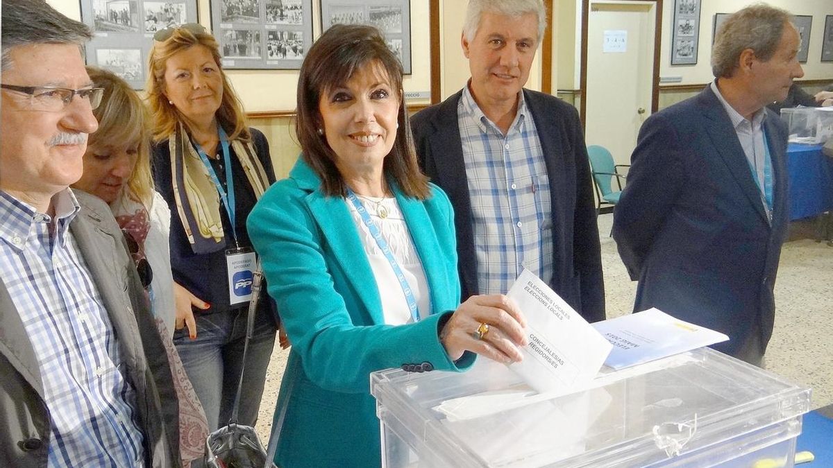 La candidata del PP en Lleida vota dos veces por "error de la mesa"