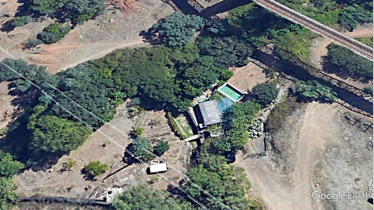 Una de las construcciones denunciadas en el dominio público hidráulico del arroyo Pedroche.