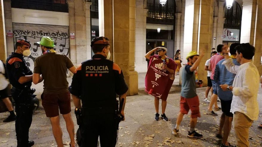Últimas horas en Barcelona antes del toque de queda: "Mejor irse a casa pronto que el confinamiento total"