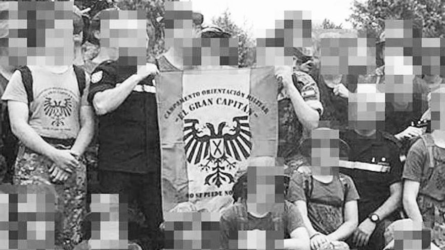 Campamentos militares para niños: una semana con uniforme castrense, al grito de 'cadete' y aprendiendo a desfilar