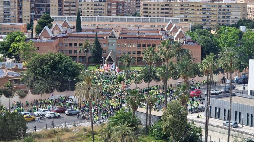 La huelga indefinida continúa tras una propuesta del Gobierno valenciano de 200 euros de subida al mes en dos años