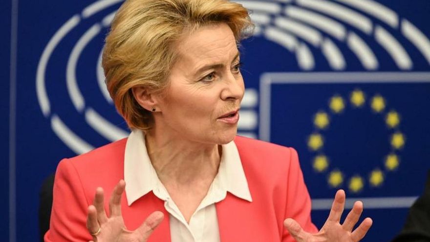 La presidenta de la  Comisión Europea, Ursula von der Leyen, en una rueda de prensa en Estrasburgo (Francia).