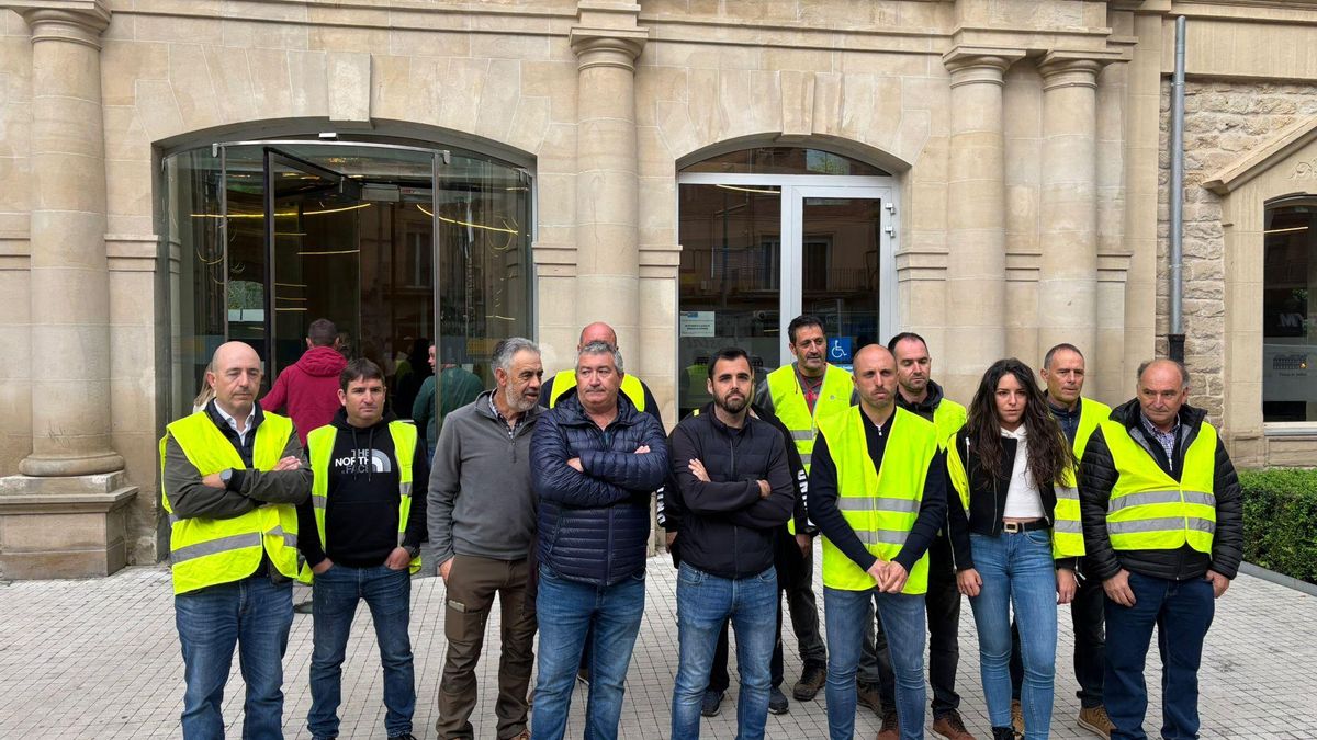 Organizaciones agrarias apoyando a los 8 agricultores en el Palacio de Justicia