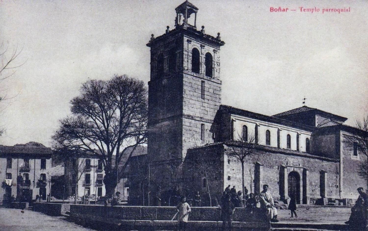 Una postal del siglo XX de la Plaza de Boñar y el Negrillón con la hoja caída.