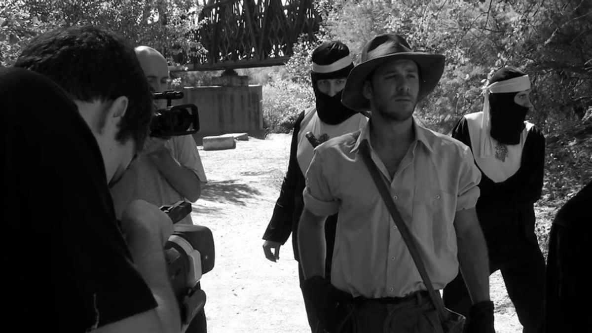 Diego Cabezuelo, caracterizado como Oregon Jones en la grabación de una de las entregas de 'El rey Escalopendra', ante la atenta cámara de Rojas.