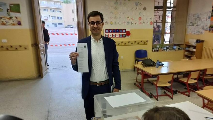 El candidato del PSOE a la Alcaldía de Salamanca, José Luis Mateos, ejerce su derecho al voto.