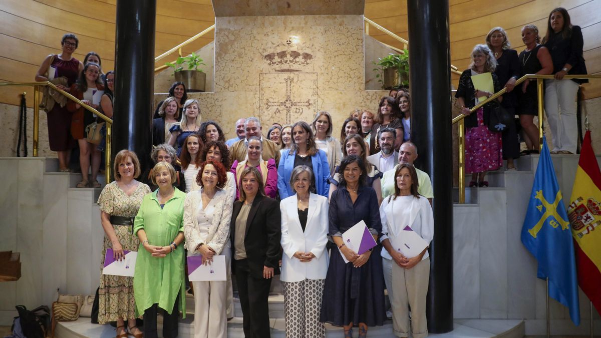Gimena Llamedo, cuarta por la derecha en la primera fila, junto a representantes de los ayuntamientos asturianos.