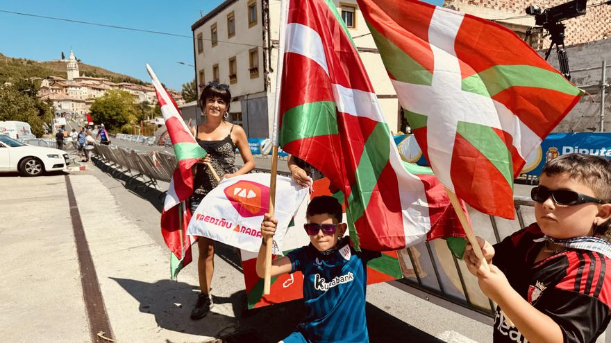 La reivindicación se cuela en la primera visita de la Vuelta a Burgos a Treviño, el enclave en el corazón de Álava