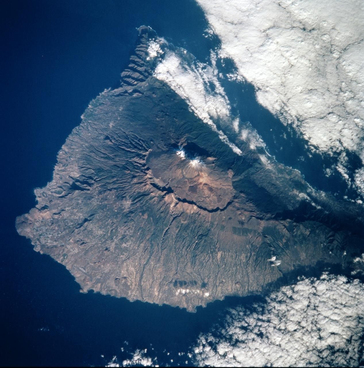 La Isla Tenerife sin el macizo de Anaga. (La NASA).