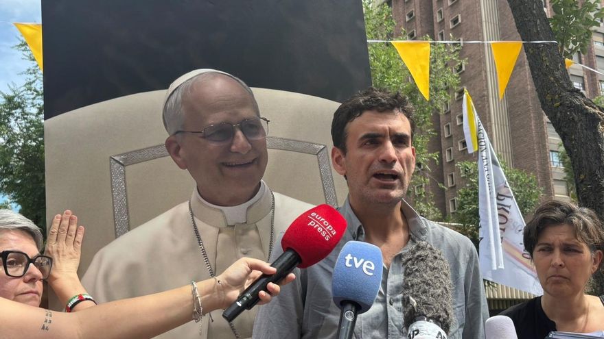 Las víctimas de abusos escenifican un falso encuentro con León XIV: "Papa, hay que ser coherente"