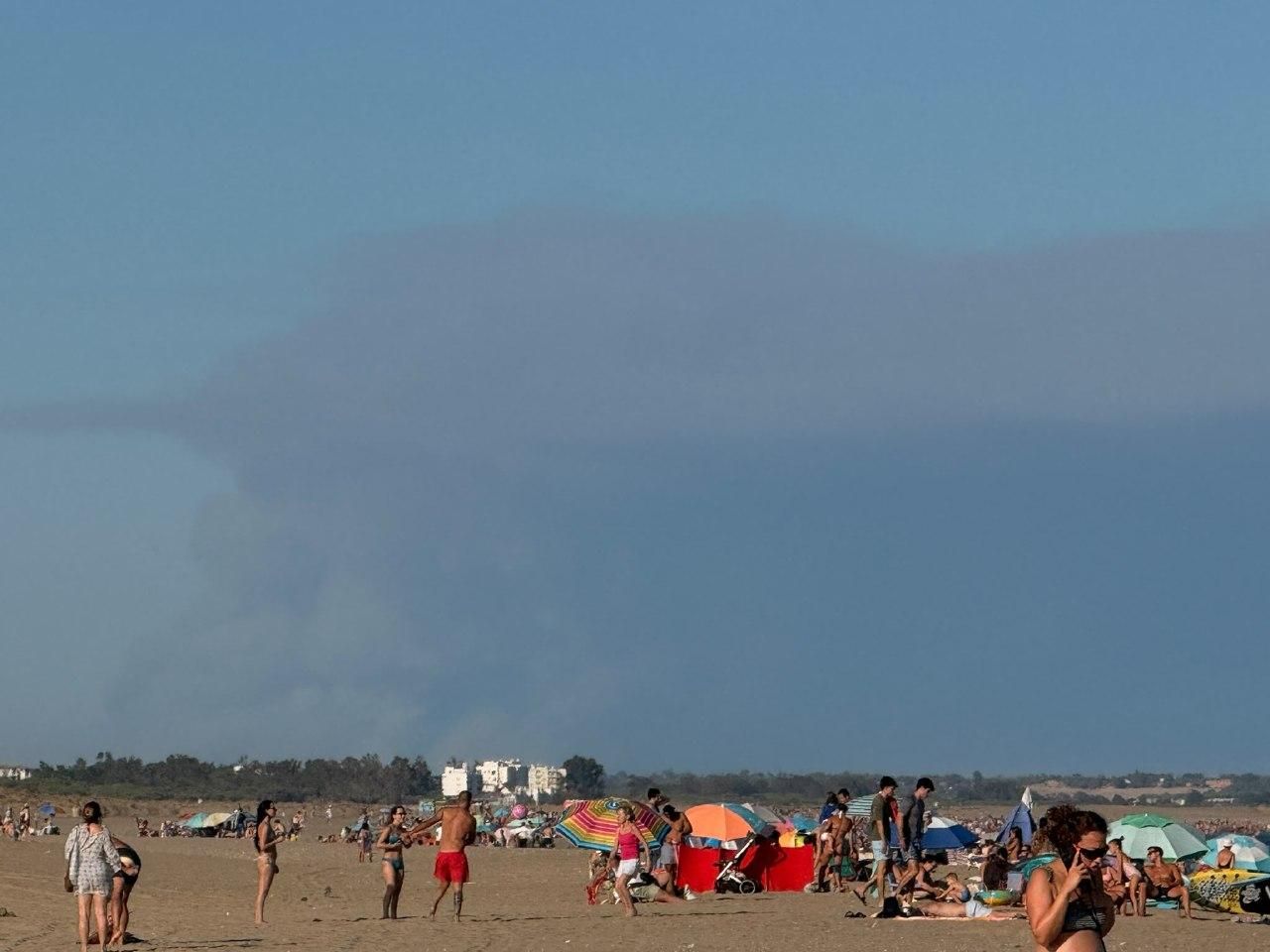 El incendio ha generado un pirocúmulo visible desde la playa de Ayamonte, a 70 kilómetros.