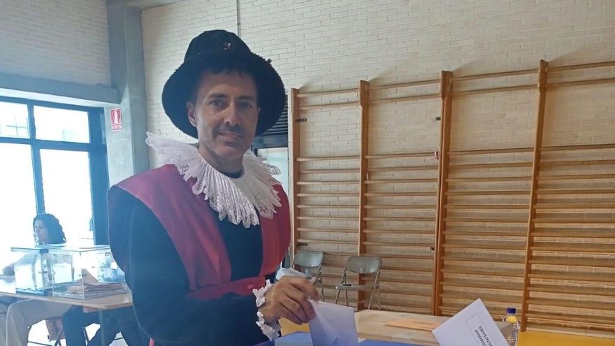 El alcalde de Tortosa (Tarragona), Jordi Jordan, vota en las elecciones generales