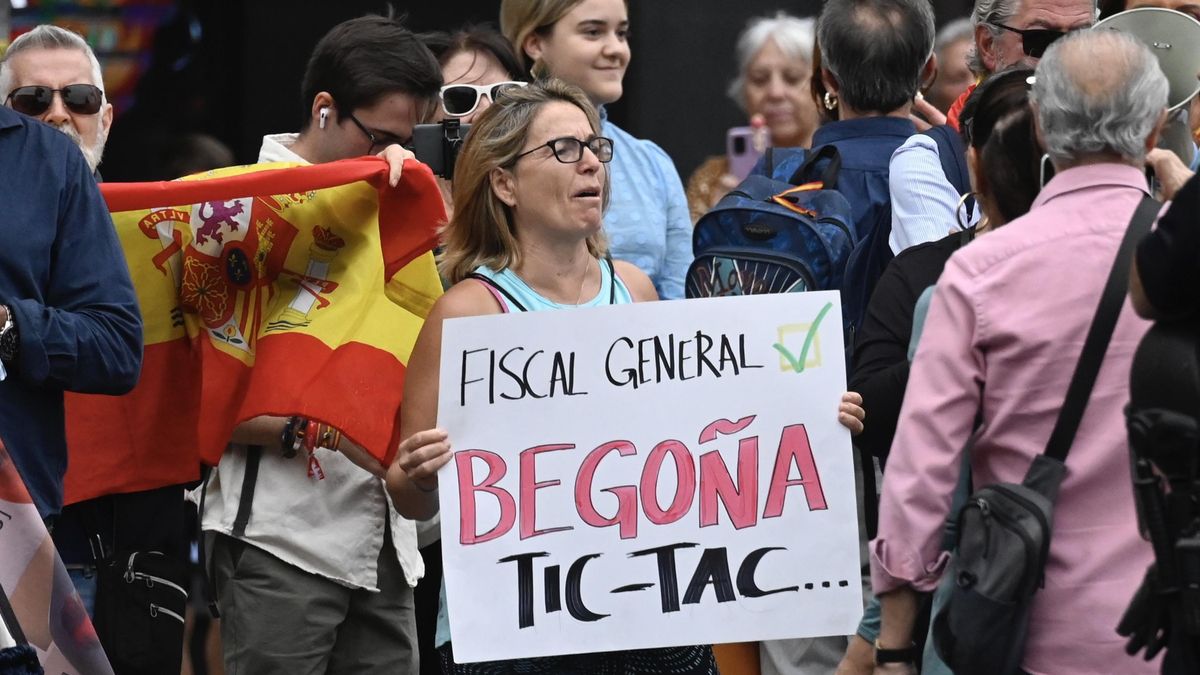 Concentración de Hazte Oír frente a los Juzgados de Plaza de Castilla. EFE/Víctor Lerena