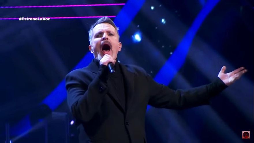 Miguel Bosé reapareció en TV como coach de 'La Voz México' con polémica por su actuación "en vivo"