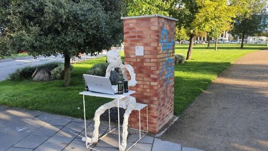 Tras dos días, y después de que alguien la tirara a un lugar próximo, alguien ha recolocado la obra.