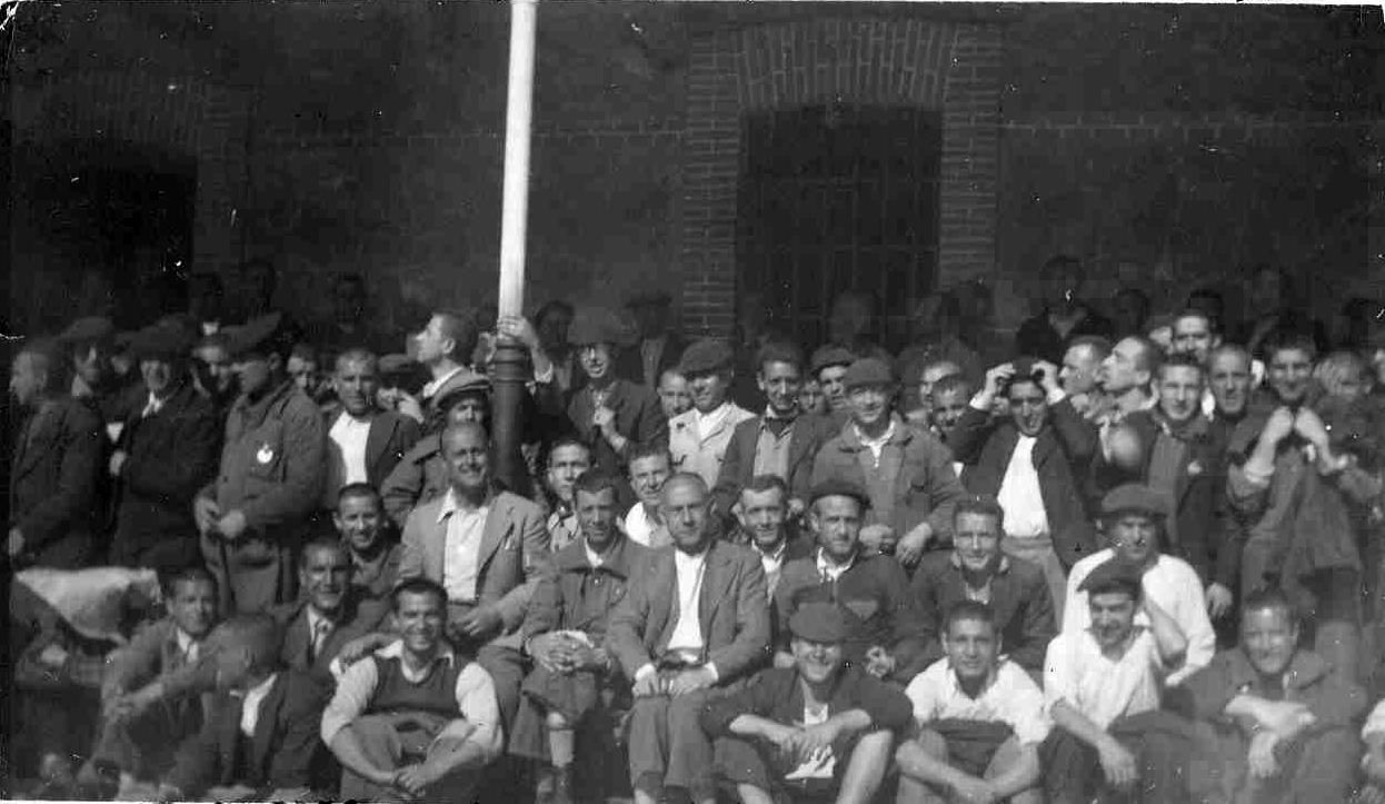 Grupo de presos en el patio de la prisión de Ocaña
