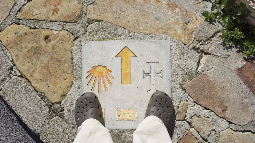 Flechas amarillas en San Vicente de La Barquera. Por aquí pasa el Camino de Santiago de la costa.