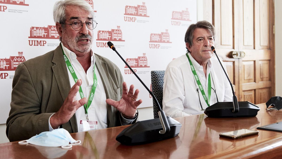 Aurelio Barricarte, Jefe de Sección de Enfermedades Transmisibles y Vacunaciones. Instituto de Salud Pública y Laboral de Navarra; y Raúl Ortiz de Lejarazu , en la rueda de prensa en la UIMP