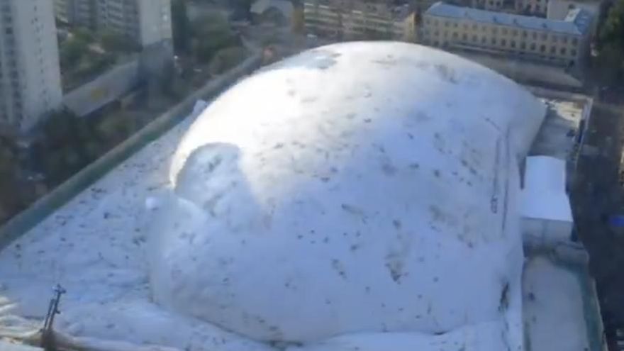 China tapa obras gigantes con cúpulas inflables de 50 metros de alto para que los vecinos no se vuelvan locos por el ruido