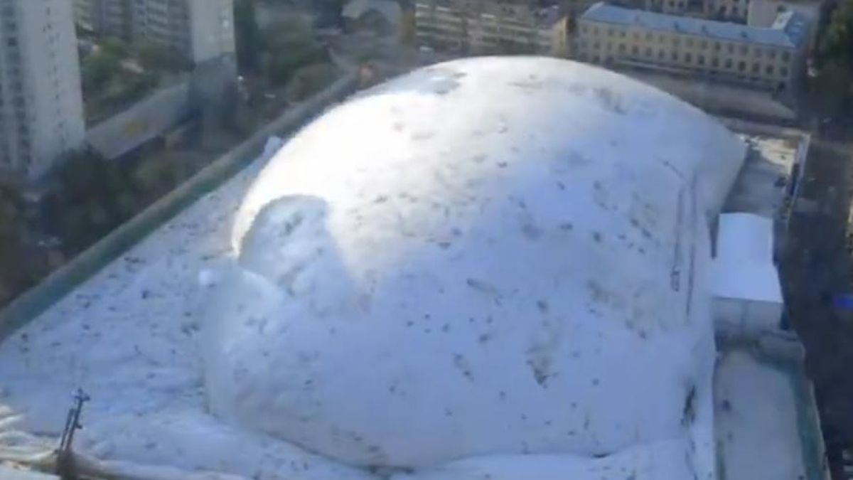 Los chinos van un paso por delante instalando esta cúpula inflable que, además, protege a los trabajadores