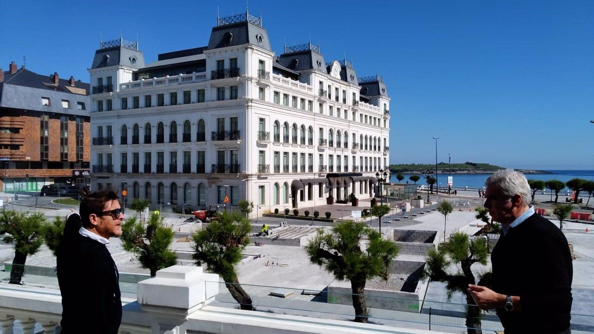 El concejal Vicente Nieto (izq), junto al portavoz José María Fuentes Pila (dcha) en la Plaza de Italia