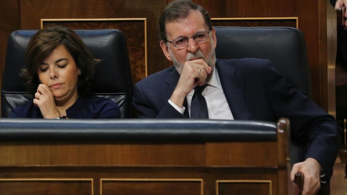 Mariano Rajoy bosteza y Soraya Sáenz de Santamaría habla por teléfono durante la intervención de Irene Montero en el debate de la moción de censura