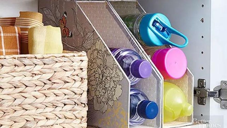 Cinco formas de organizar la cocina, ¡con un revistero barato!