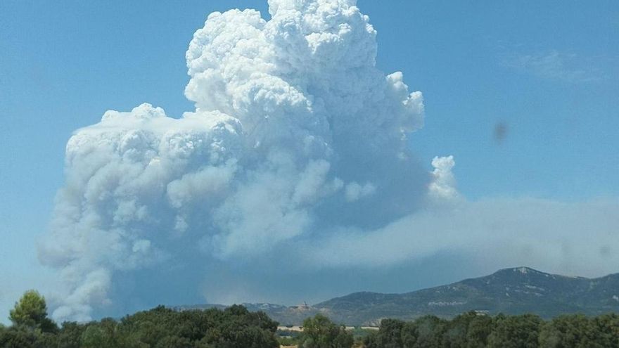 El incendio de Peñas de Riglos (Huesca) afecta ya a unas 2.500 hectáreas y obliga a evacuar cuatro núcleos de población