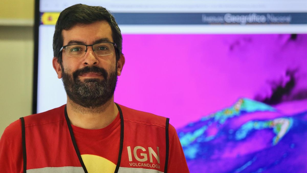 El sismólogo del IGN, Ithaiza Domínguez, en Tajuya, El Paso, La Palma. 
- Cézaro De Luca - Europa Press - Archivo