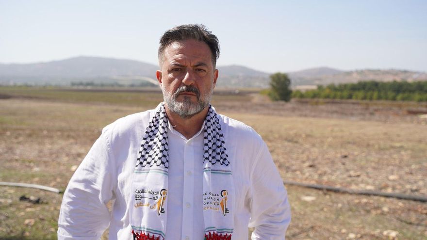 Imagen del eurodiputado y miembro de IU, Manu Pineda, en la frontera del Líbano.