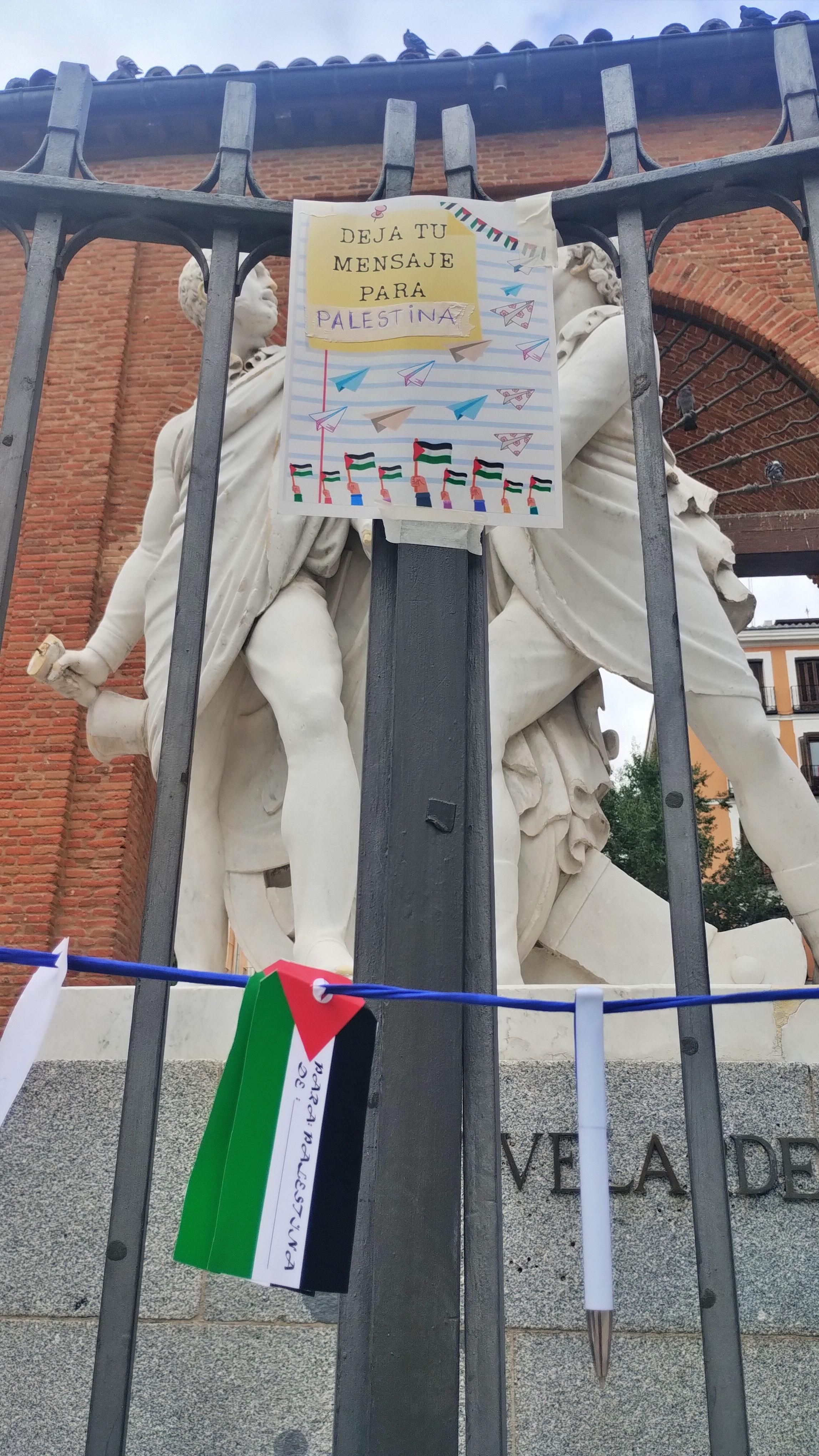 Instalación para recoger mensajes hacia Palestina frente al monumento a Daoiz y Velarde