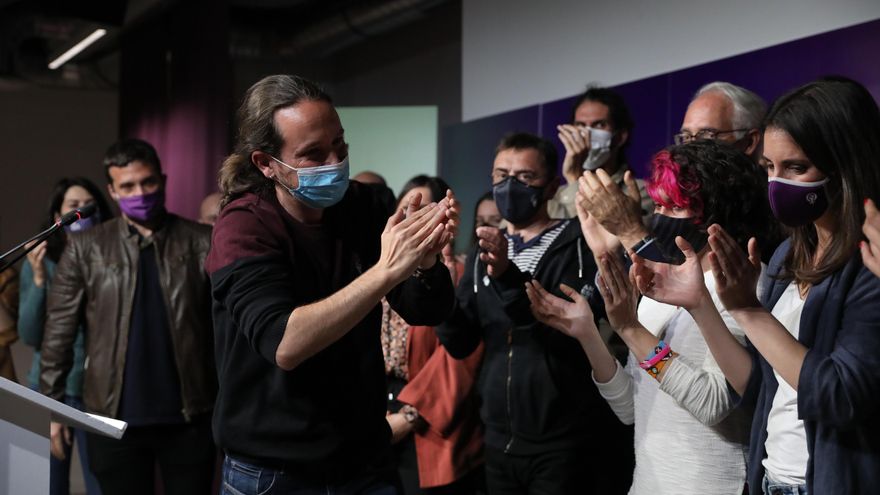 Archivo - El candidato de Unidas Podemos a la presidencia de la Comunidad de Madrid, Pablo Iglesias, rodeado de compañaros del partido, durante una rueda de prensa tras las votaciones de la jornada electoral, a 4 de mayo de 2021, en Madrid (España).